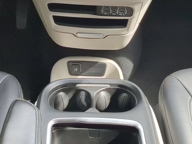 Used 2024 Chrysler Pacifica Limited FWD image 18