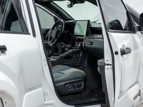 Used 2025 Toyota 4Runner Trailhunter image 38