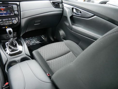 Used 2019 Nissan Rogue SV image 11