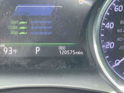 Used 2019 Toyota Camry XLE FWD image 17