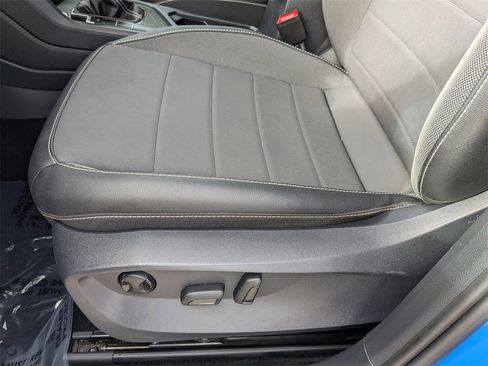 Certified 2022 Volkswagen Taos SE image 21