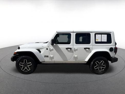 Used 2025 Jeep Wrangler Unlimited Sahara AWD/4WD image 9