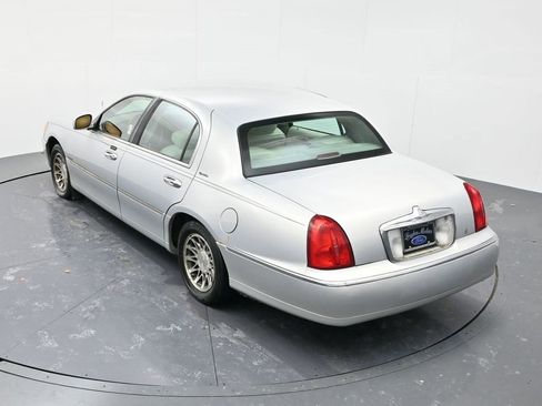 Used 2002 Lincoln Town Car Signature image 38