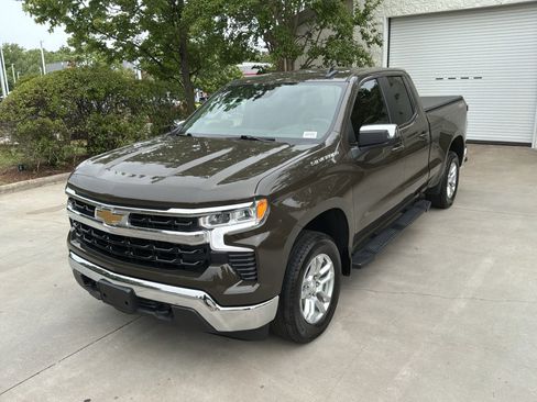 Used 2023 Chevrolet Silverado 1500 LT w/ Convenience Package II AWD/4WD image 5