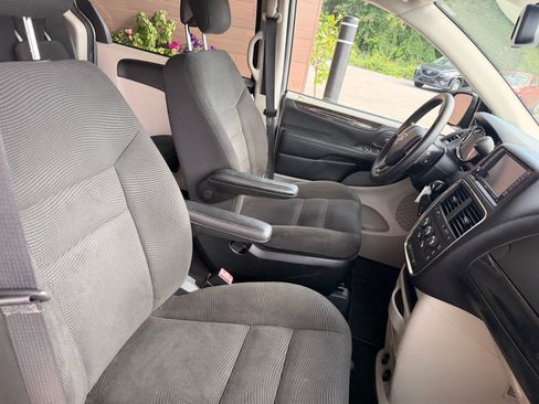 Used 2020 Dodge Grand Caravan SE w/ UConnect Hands-Free Group FWD image 19