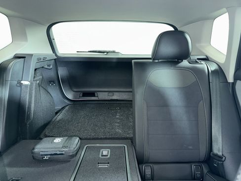 Used 2024 Volkswagen Taos SE w/ Panoramic Sunroof Package image 6