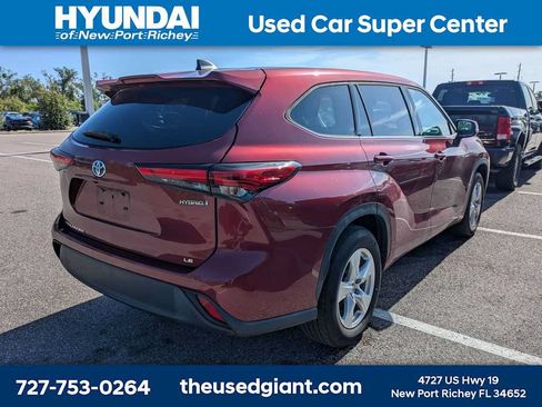Used 2022 Toyota Highlander LE FWD image 2