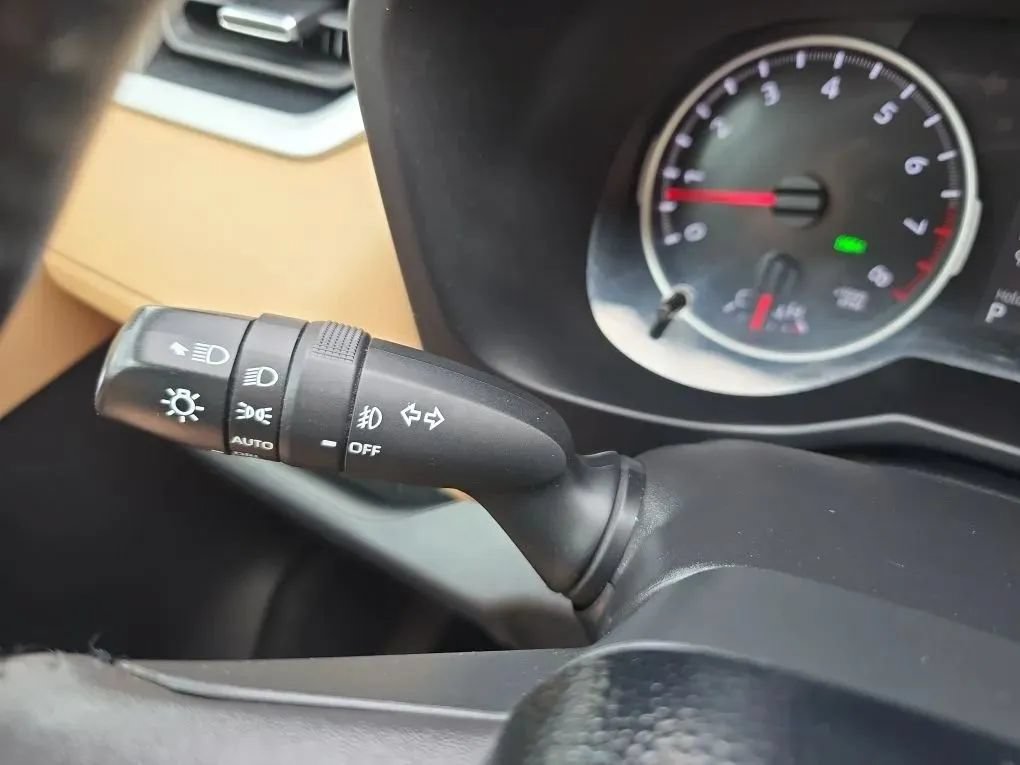 Used 2021 Toyota RAV4 XLE Premium AWD/4WD image 22