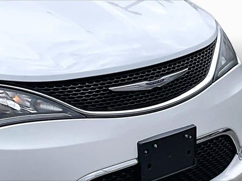 Used 2020 Chrysler Pacifica Touring-L Plus w/ Tire & Wheel Group FWD image 25
