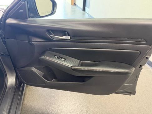 Used 2025 Nissan Altima 2.5 SV FWD image 33