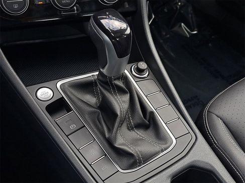 Used 2023 Volkswagen Jetta SE w/ Panoramic Sunroof Package image 15