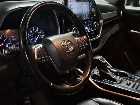 Certified 2021 Toyota Highlander XLE image 19