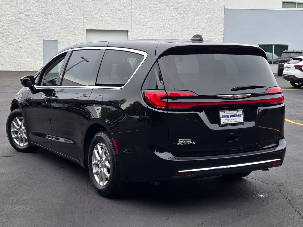 Used 2024 Chrysler Pacifica Touring-L FWD image 14