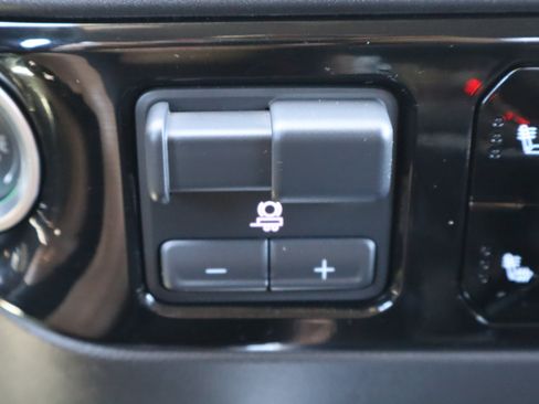 Used 2025 Chevrolet Silverado 1500 LT Trail Boss w/ Convenience Package II AWD/4WD image 32