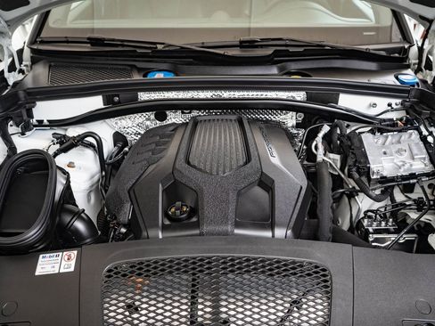 Certified 2024 Porsche Macan image 37