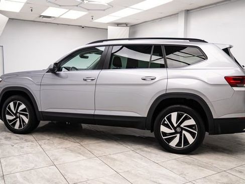 Used 2025 Volkswagen Atlas SE image 3