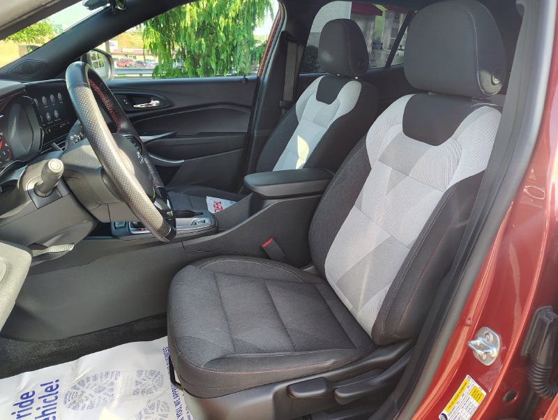 Used 2024 Chevrolet Trax RS w/ Sunroof Package FWD image 24