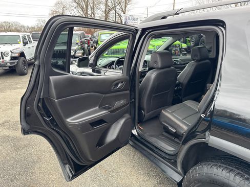 Used 2023 GMC Acadia AT4 w/ Technology Package image 31