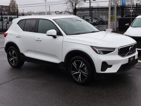 Used 2025 Volvo XC40 B5 Core image 2