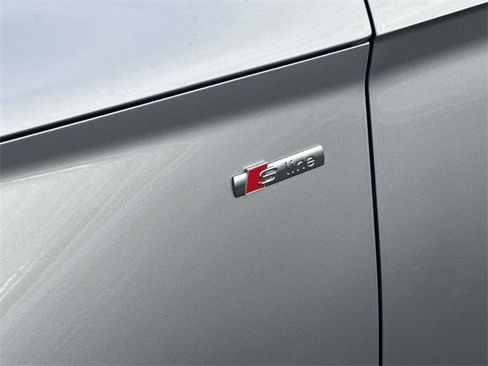 Used 2023 Audi Q5 2.0T Premium w/ Convenience Package image 11