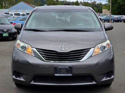 Used 2014 Toyota Sienna LE AWD/4WD image 3