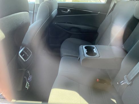 Used 2016 Kia Sorento LX image 8