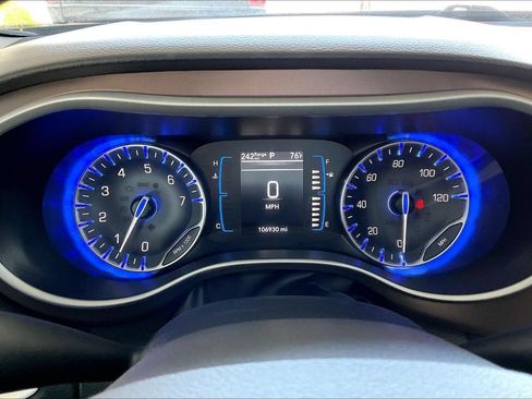 Used 2017 Chrysler Pacifica Touring-L FWD image 12