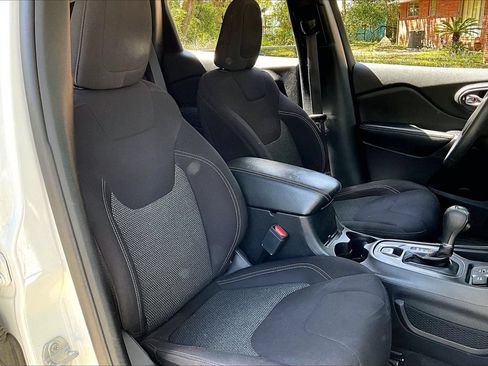 Used 2020 Jeep Cherokee Latitude FWD image 28