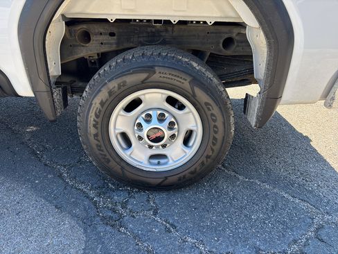 Used 2024 GMC Sierra 2500 Pro w/ Convenience Package image 9