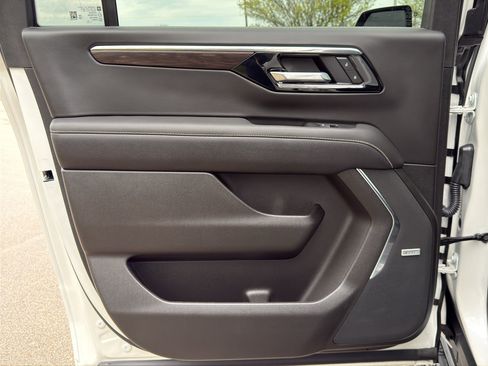 Used 2025 Chevrolet Suburban Premier AWD/4WD image 20
