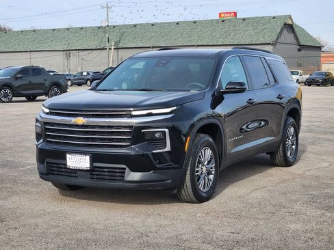 Used 2025 Chevrolet Traverse LT image 3