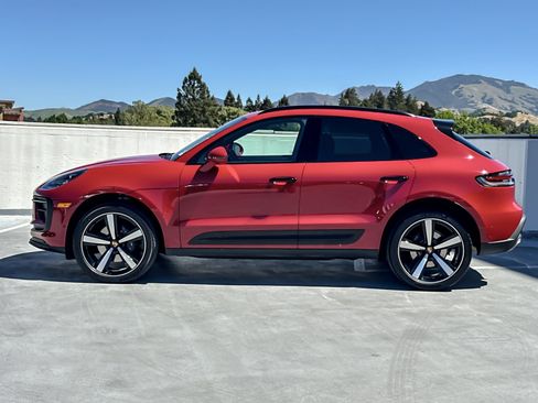 Certified 2025 Porsche Macan image 2