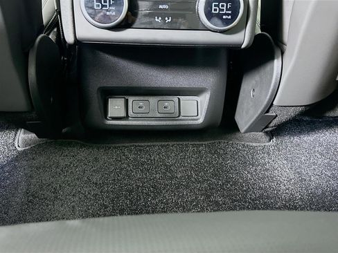 Used 2025 Land Rover Discovery Dynamic SE AWD/4WD image 28