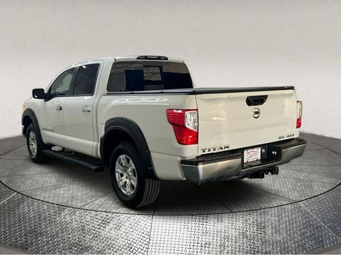 Used 2018 Nissan Titan SV image 5
