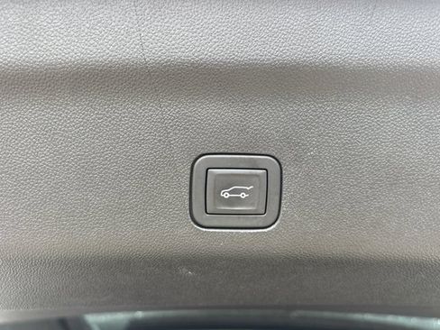 Used 2025 GMC Yukon XL Denali AWD/4WD image 9