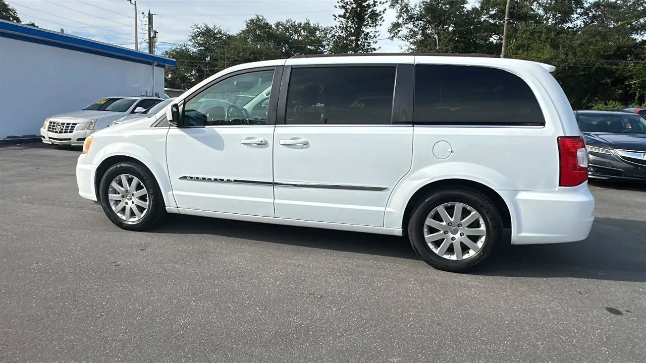 Used 2016 Chrysler Town & Country Touring FWD image 12