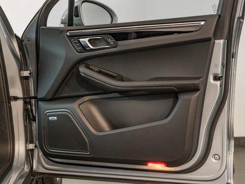 Certified 2025 Porsche Macan image 28