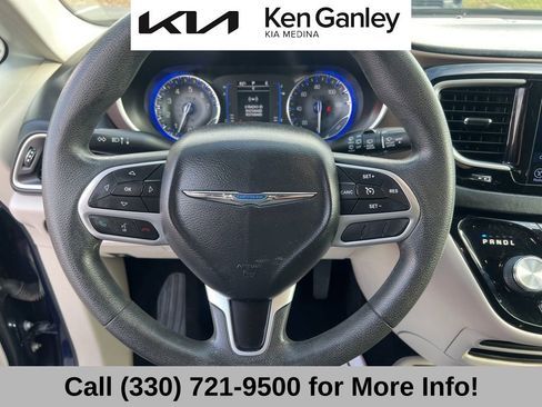 Used 2017 Chrysler Pacifica Touring image 31