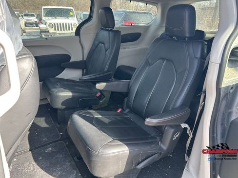 Used 2018 Chrysler Pacifica Touring-L w/ Tire & Wheel Group image 11