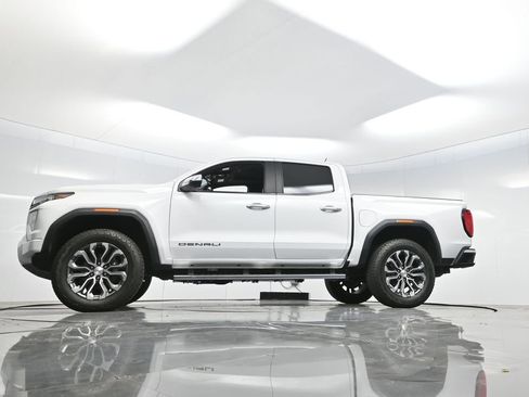 Used 2024 GMC Canyon Denali image 7