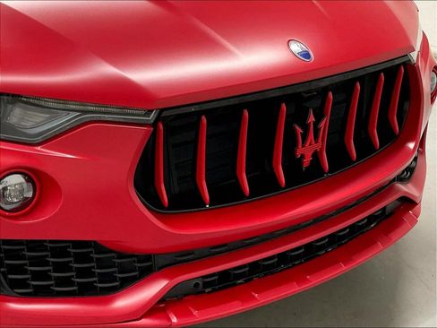 Used 2017 Maserati Levante w/ Luxury Package AWD/4WD image 38