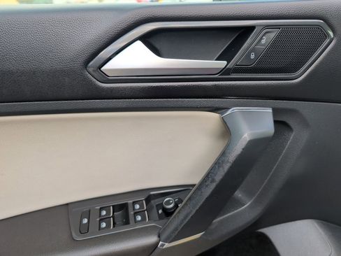 Used 2018 Volkswagen Tiguan SE w/ Panoramic Sunroof Package image 10