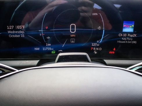 Used 2025 Cadillac Optiq Luxury 1 image 17