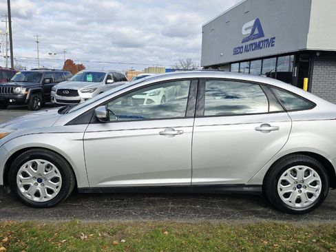 Used 2013 Ford Focus SE w/ SE Winter Pkg image 3