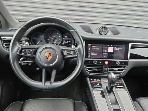 Certified 2022 Porsche Macan AWD/4WD image 8