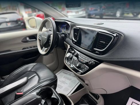 Used 2019 Chrysler Pacifica Limited w/ Tire & Wheel Group FWD image 18