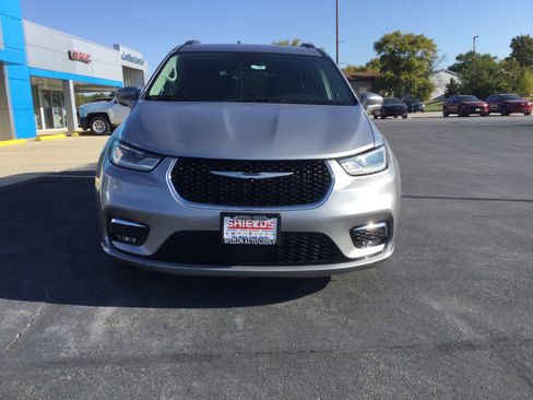 Used 2021 Chrysler Pacifica Touring-L image 4