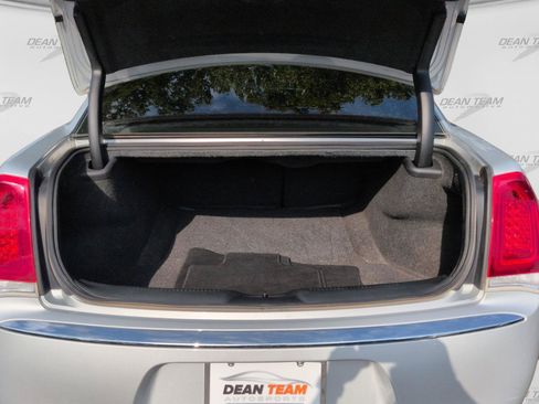 Used 2019 Chrysler 300 Touring w/ Quick Order Package 2EF RWD image 9