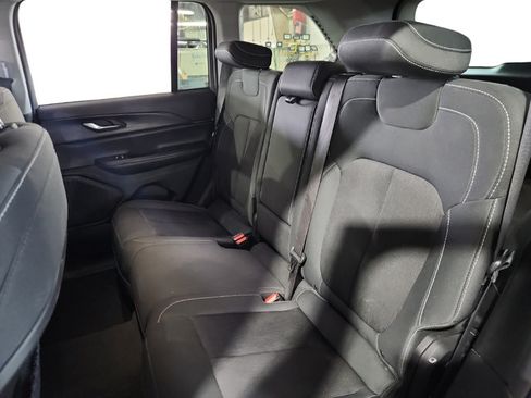 Used 2024 Jeep Grand Cherokee Laredo AWD/4WD image 17
