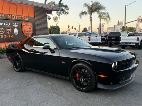 Used 2016 Dodge Challenger SRT RWD image 20